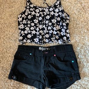 Roxy black jean shorts. Fit more like a 4